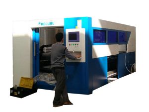 2kw fiberoptisk laserskärningsmaskin justerbar hastighet för metallrör